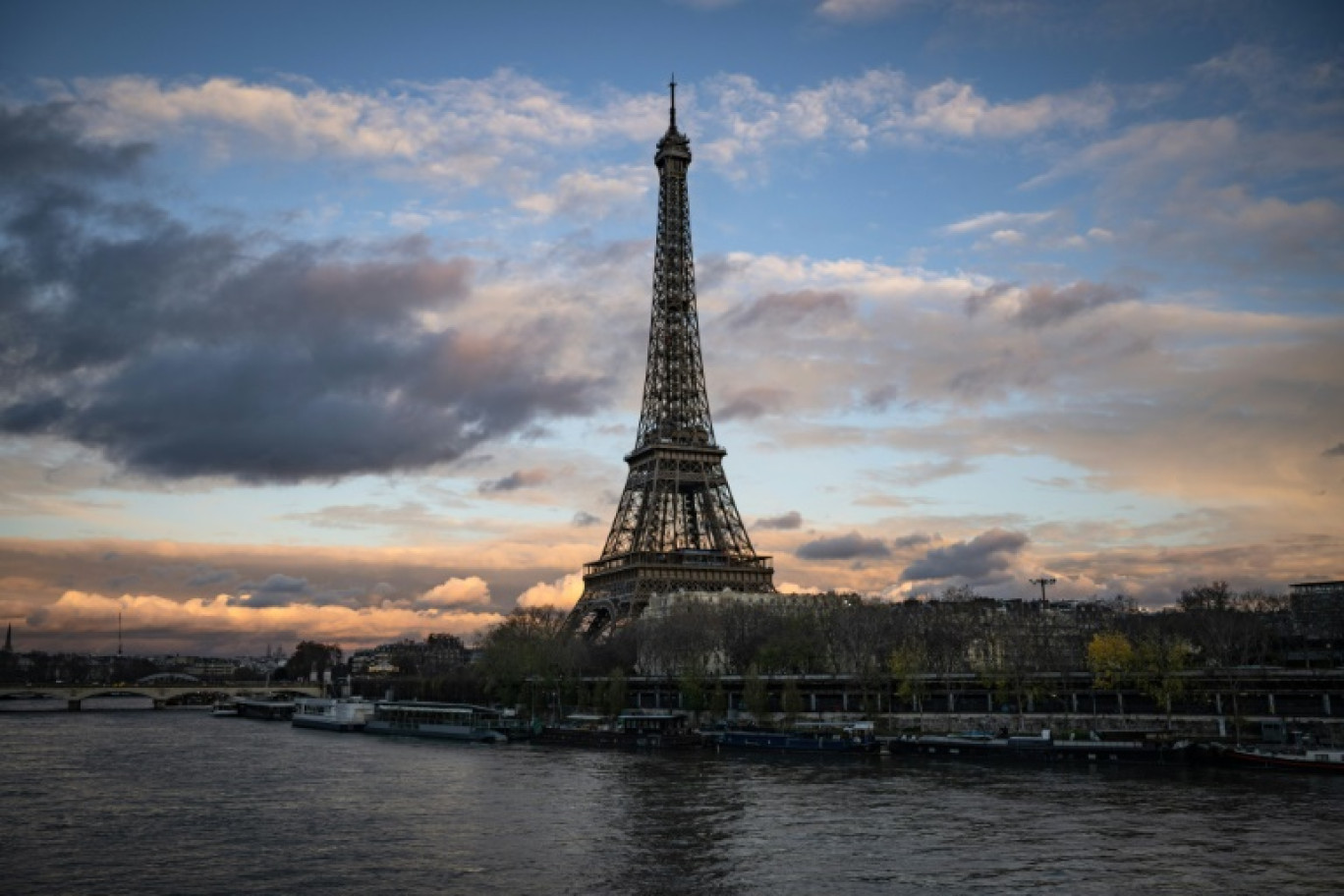 Un panneau annonçant une grève à la Tour Eiffel, le 19 février 2024 © Kiran RIDLEY