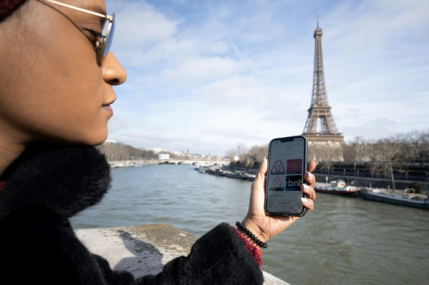 La première organisation patronale de l'hôtellerie-restauration, l'Umih, a fait part de son incompréhension face au maintien d'un abattement fiscal pour les revenus 2023 de locations meublées de tourisme, type Airbnb © Miguel MEDINA