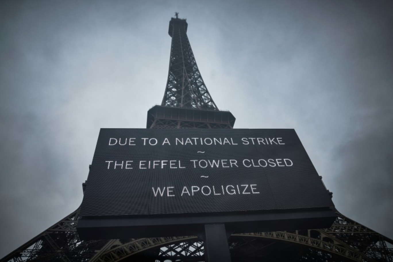 Un panneau devant la tour Eiffel le 19 février 2024 à Paris indique que le monument est fermé en raison d'une grève © Kiran RIDLEY