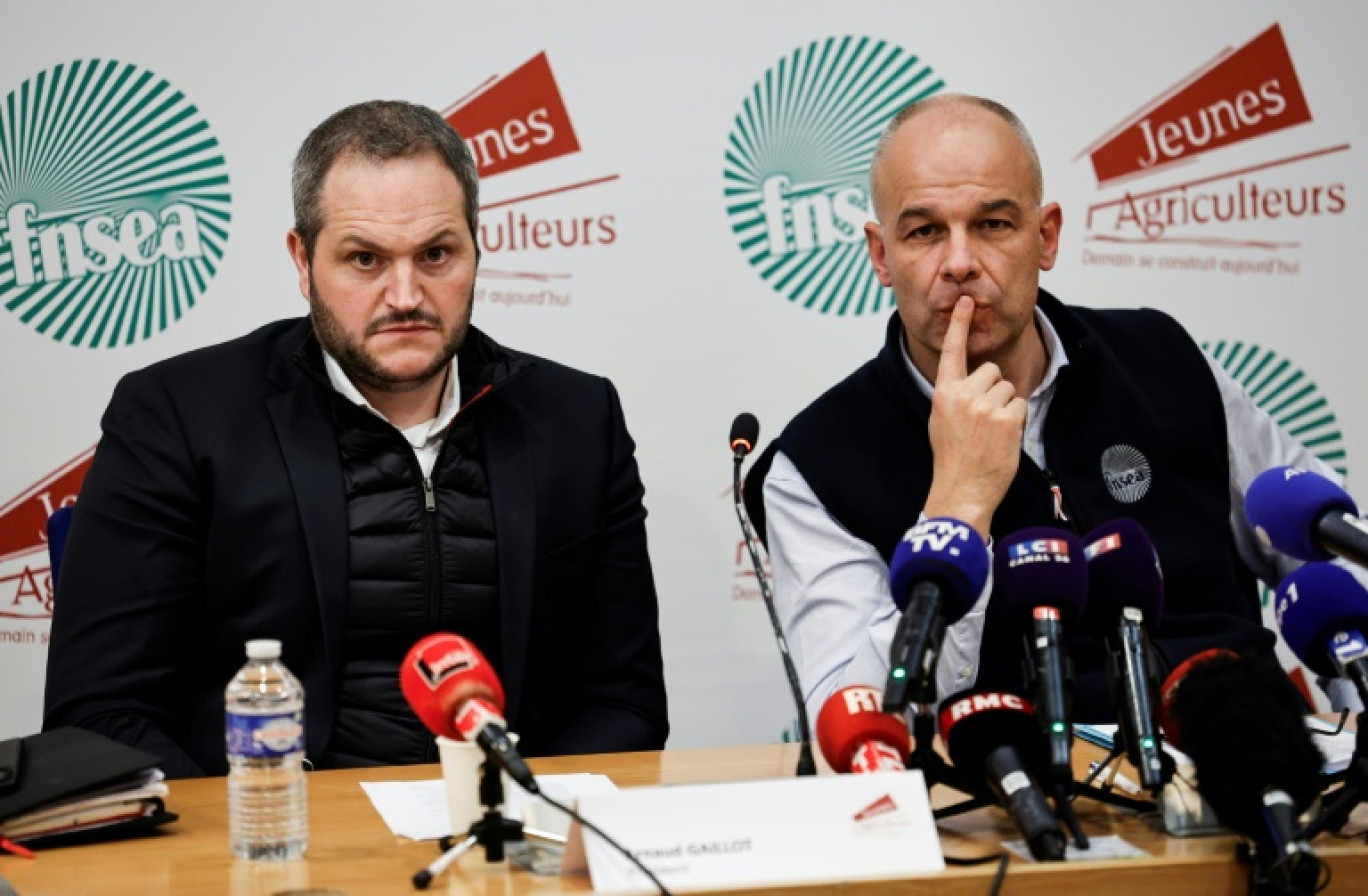 Les dirigeants des deux syndicats agricoles majoritaires, la FNSEA et les Jeunes agriculteurs (JA), Arnaud Rousseau (d) et Arnaud Gaillot (g), lors d'une conférence de presse, le 13 février 2024 à Paris © GEOFFROY VAN DER HASSELT