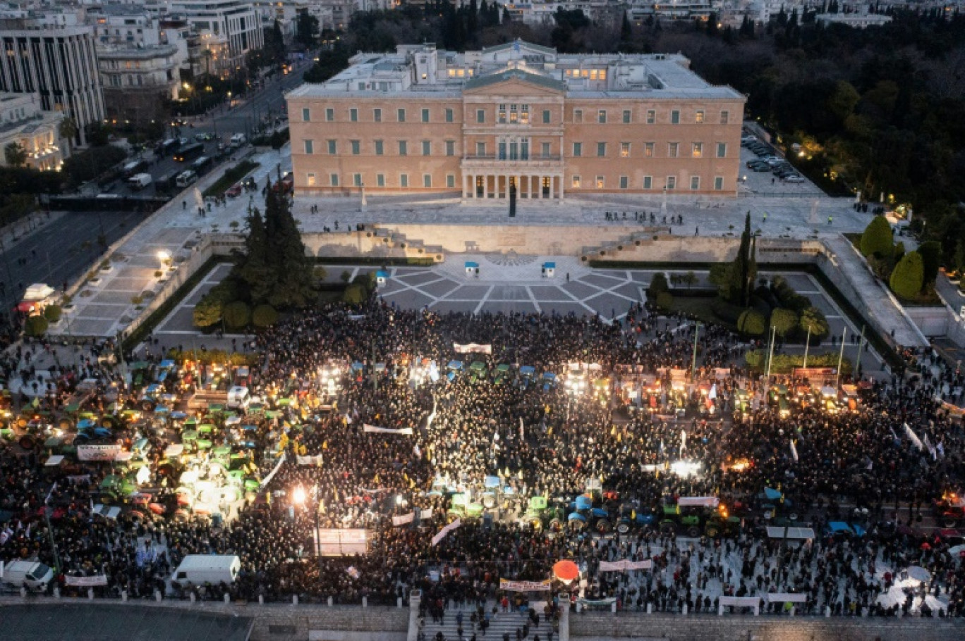 Vue aérienne d'une manifestation d'agriculteurs grecs rassemblés avec leurs tracteurs devant le Parlement à Athènes, le 20 février 2024 © Aris MESSINIS