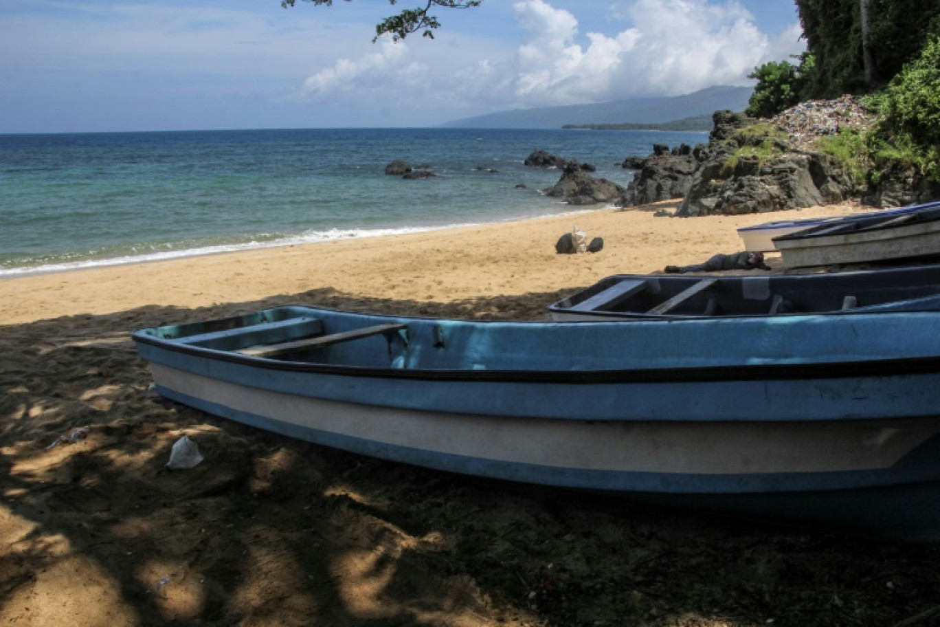 Des pirogues sur la plage de Moya, au sud de Mutsamudu, sur l'île comorienne d'Anjouan, le 18 février 2024 © Ibrahim YOUSSOUF