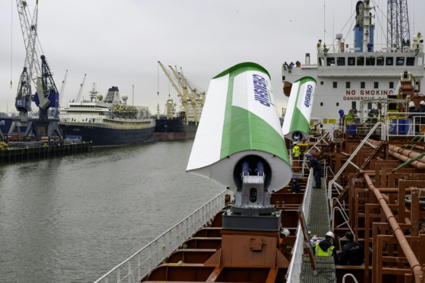 Les voiles en aluminium du chimiquier MT Chemical Challenger de la compagnie maritime néerlandaise Chemship BV, dans le port de Rotterdam, le 16 février 2024 © Nick Gammon