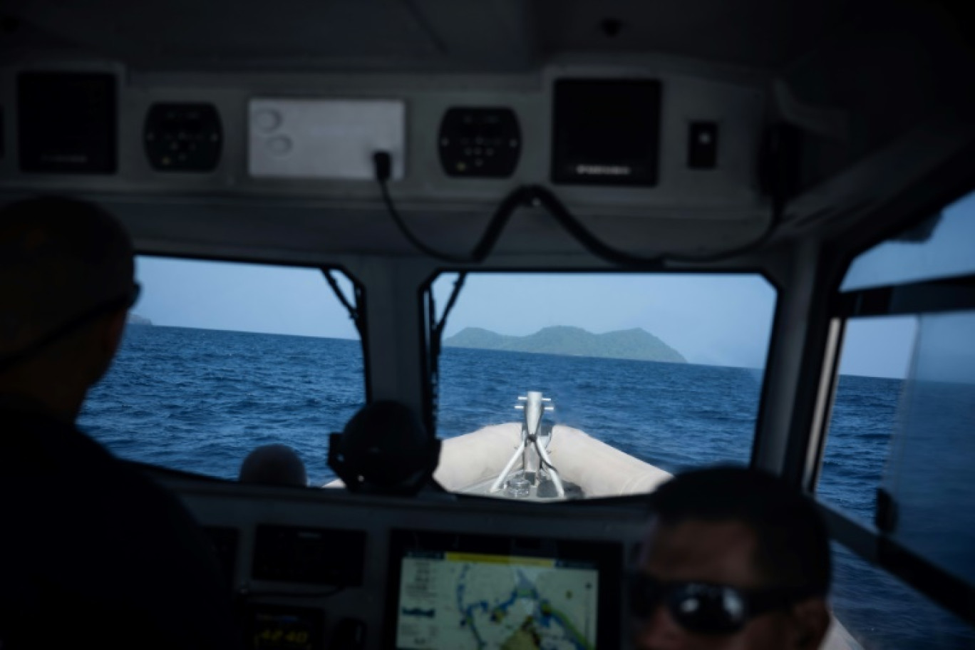 Des policiers de la PAF en patrouille pour intercepter des bateaux naviguant clandestinement des Comores vers l'île française de Mayotte, dans l'océan Indien, le 17 février 2024 © JULIEN DE ROSA