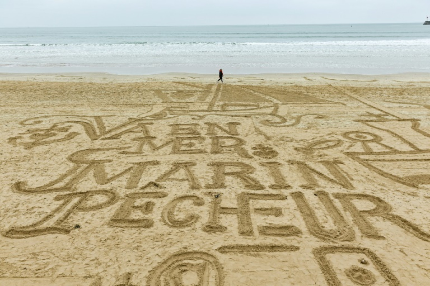 Un message "Va en mer marin pêcheur" sur la plage des Sables d'Olonne, le 5 février 2024 en Vendée © Sebastien SALOM-GOMIS