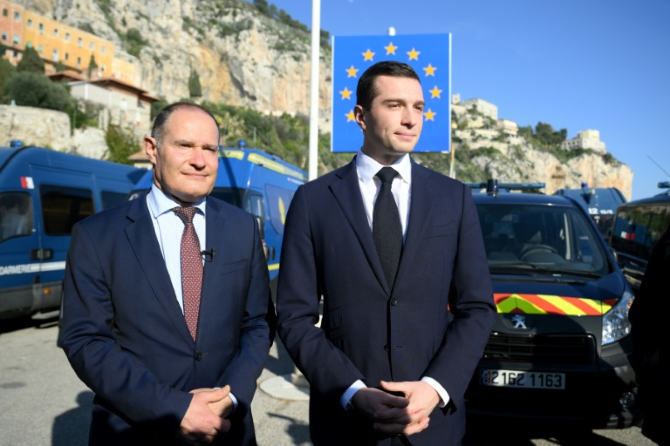 Le président du RN Jordan Bardella (d) et l'ancien patron de l'agence de l'UE Frontex, Fabrice Leggeri, lors d'une visite à un poste frontière entre la France et l'Italie, le 19 février 2024 à Menton, dans les Alpes-Maritimes © Nicolas TUCAT