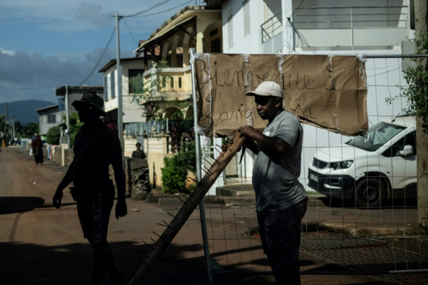 Un membre du collectif des Forces Vives contrôle les accès à un quartier de Passamainty, à Mayotte, le 15 février 2024 © JULIEN DE ROSA