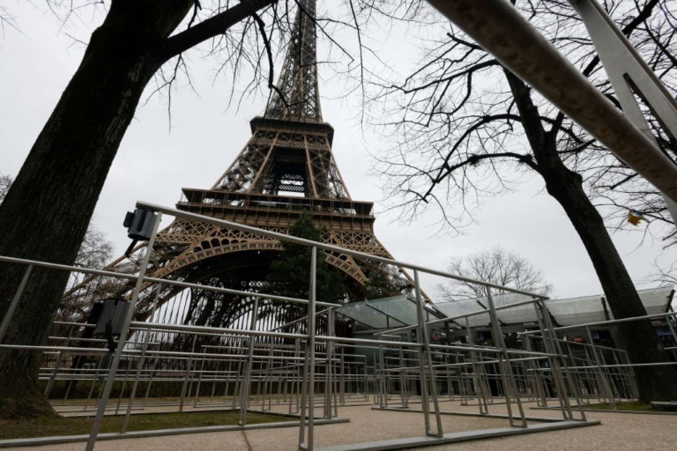 La tour Eiffel fermér en raison d'une grève du personnel, le 20 février 2024 à Paris © GEOFFROY VAN DER HASSELT