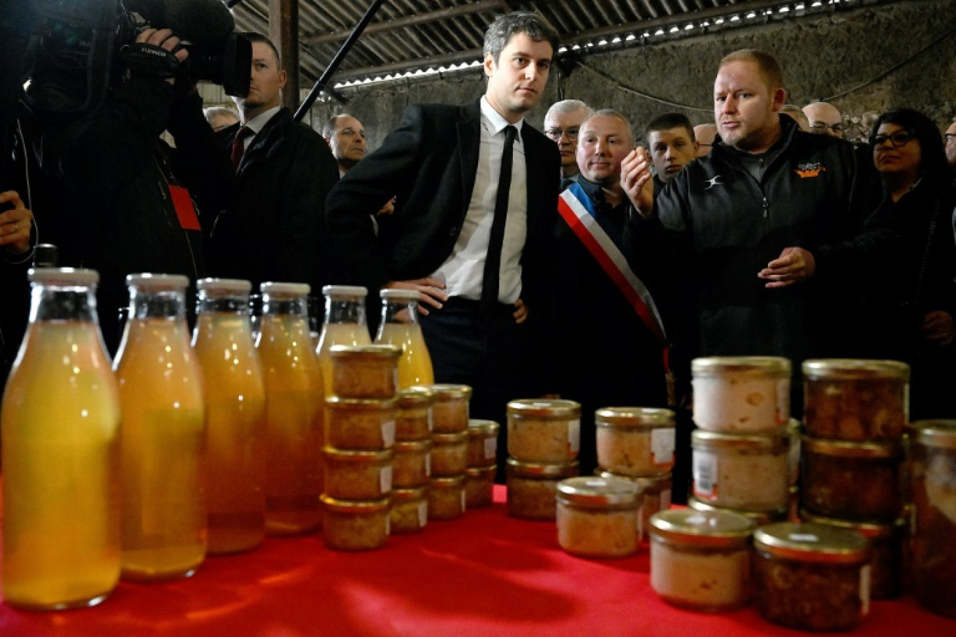 "On n'a pas été entendus": les actions d'agriculteurs continuent après les annonces de Gabriel Attal