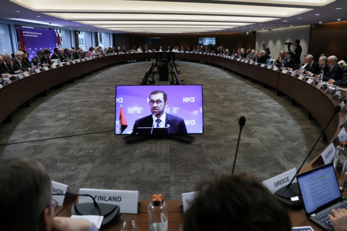 Le président de la COP28, Sultan Al Jaber, sur un écran lors d'une table ronde sur les engagements de la COP en matière d'énergie et de climat organisée par l'Agence internationale de l'énergie (AIE) à Paris, le 20 février 2024 © ALAIN JOCARD