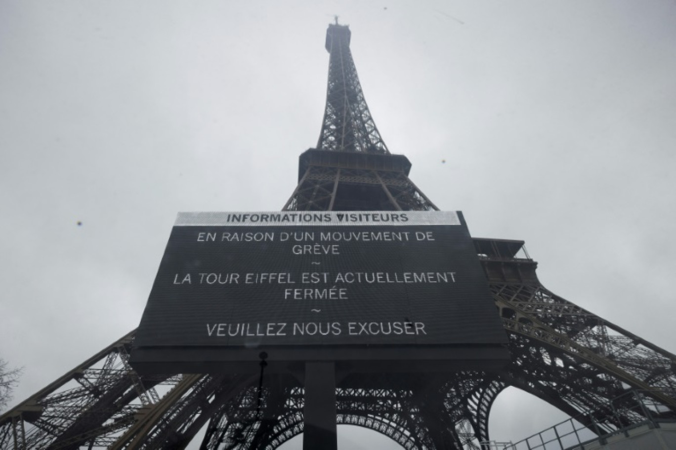 Un panneau devant la tour Eiffel indique que le monument est fermé en raison d'une grève, le 20 février 2024 à Paris © GEOFFROY VAN DER HASSELT