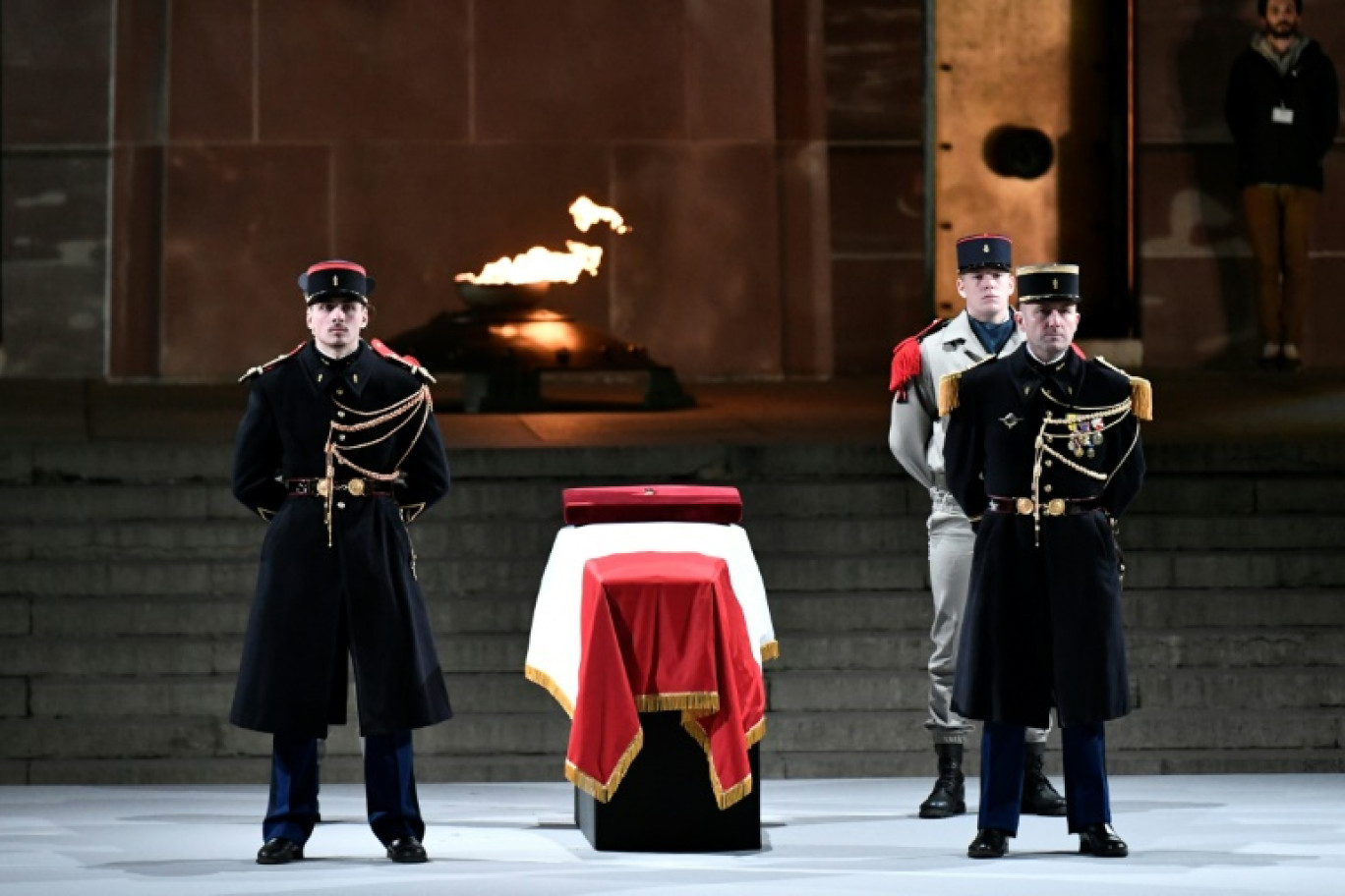 Des soldats près du cercueil de Missak Manouchian, lors d'une veillée au Mont Valérien à Suresnes, près de Paris, à la veille de son entrée au Panthéon, le 20 février 2024 © STEPHANE DE SAKUTIN