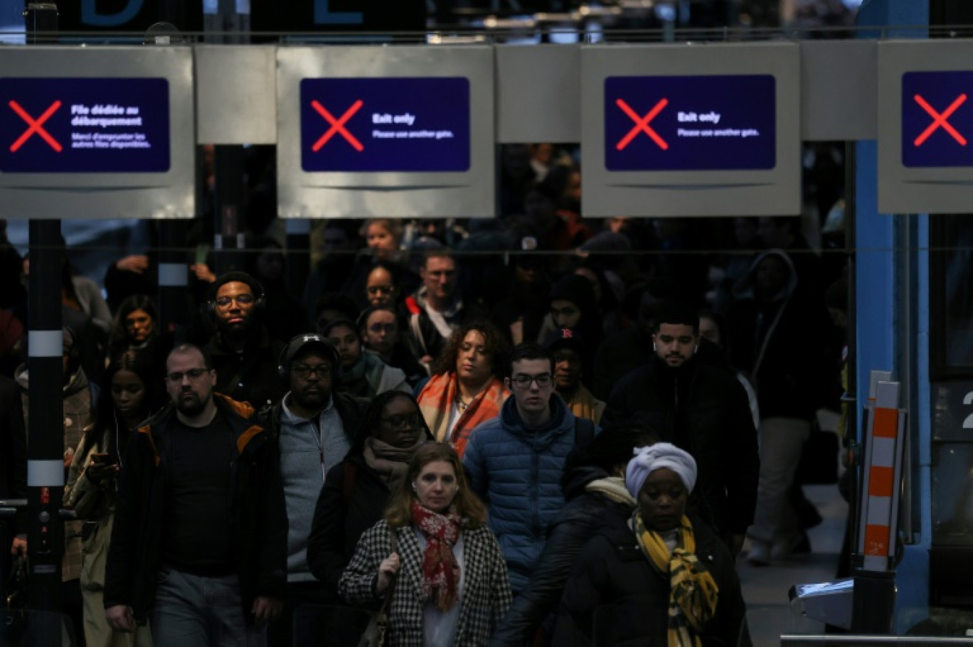 Des voyageurs gare de Lyon à Paris le 16 février 2024 lors d'une grève des contrôleurs de la SNCF © Ian LANGSDON