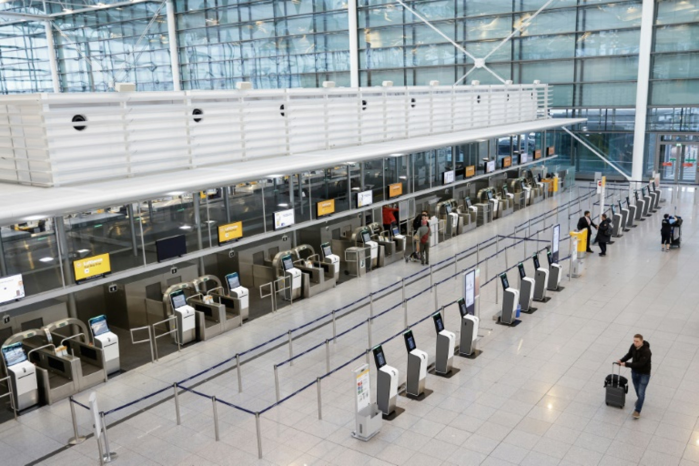 Des voyageurs dans la zone d'enregistrement presque vide de la compagnie aérienne allemande Lufthansa lors d'un mouvement de grève du personnel, à l'aéroport international de Munich, en Allemagne, le 20 février 2024 © Michaela Stache