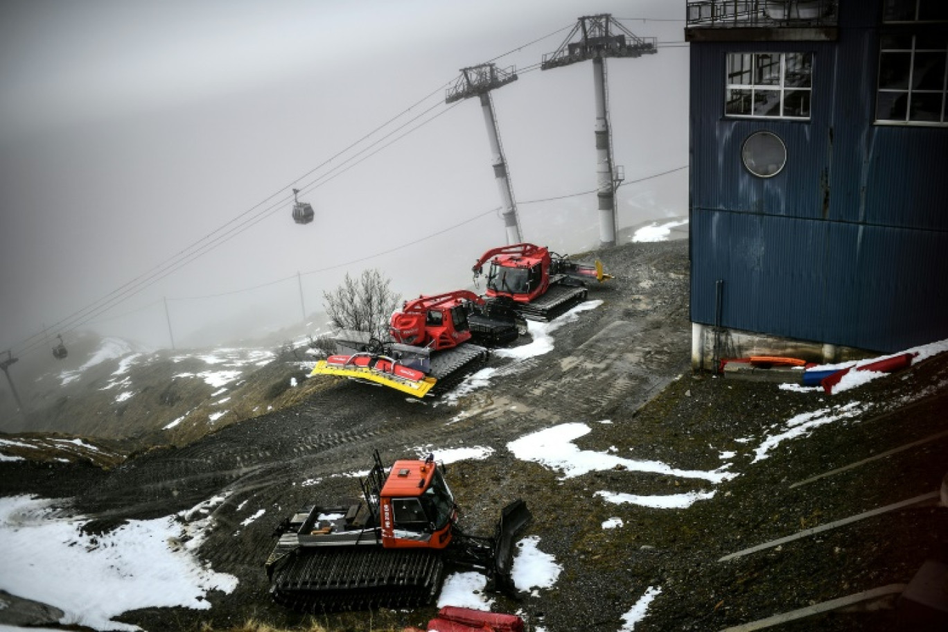 Des dameuses au chômage technique dans la station de ski pyrénéenne d'Artouste (Pyrénées-Atlantiques), le 19 février 2024 © Christophe ARCHAMBAULT