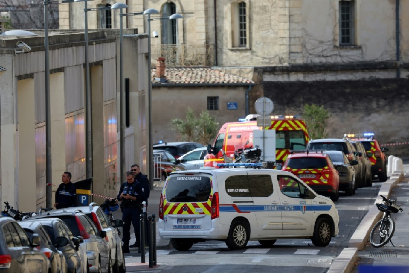 La police boucle un périmètre autour du tribunal judiciaire de Montpellier après qu'un homme a tué son épouse avant de se suicider, le 20 février 2024 dans l'Hérault © Pascal GUYOT