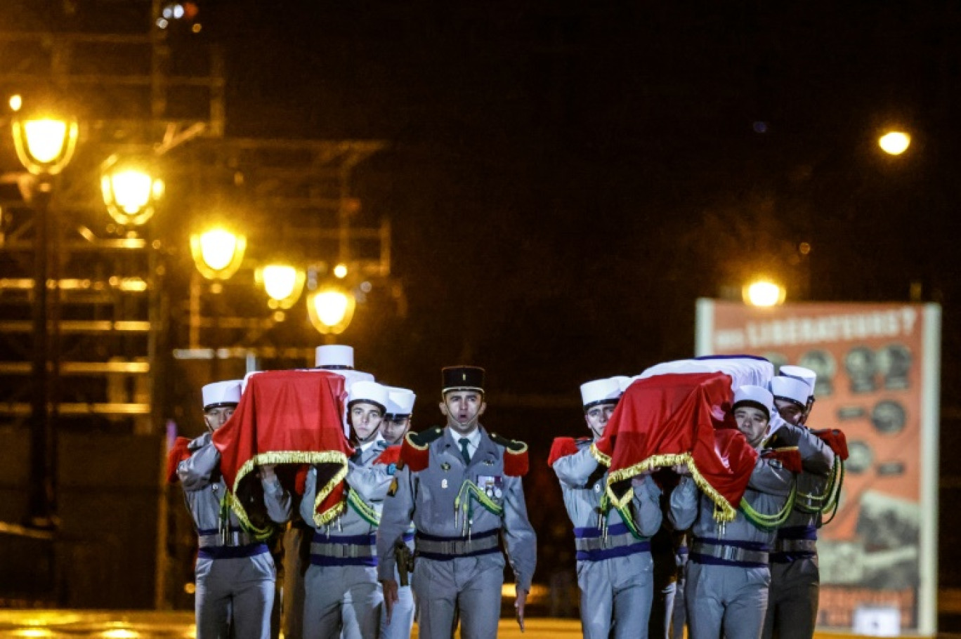 Des soldats de la Légion étrangères portent les cercueils de Missak Manouchian et de son épouse Melinee lors de la cérémonie officielle pour leur entrée au Panthéon, le 21 février 2024 à Paris © Ludovic MARIN