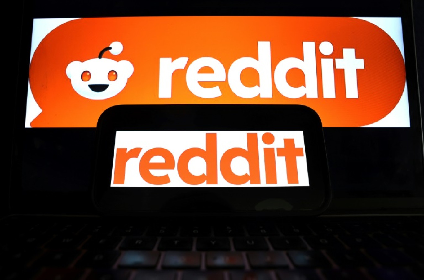 Logo de Reddit affiché sur un téléphone portable et un écran d'ordinateur, à Los Angeles, aux Etats-Unis, le 13 février 2024 © MARIO TAMA