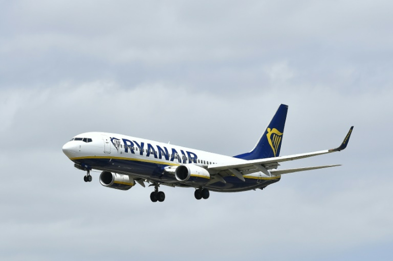 Un Boeing 737-8AS de Ryanair à son atterrissage à l'aéroport El Prat de Barcelone, en Espagne, le 1er juillet 2022 © Pau BARRENA