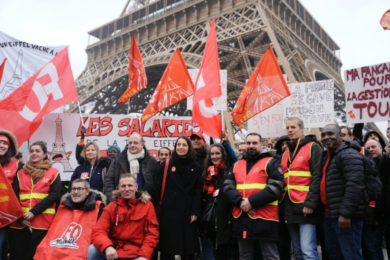 Sophie Binet, secrétaire générale de la CGT, au centre, avec les salariés grévistes de la tour Eiffel, devant le monument à Paris, le 22 février 2024 © Dimitar DILKOFF