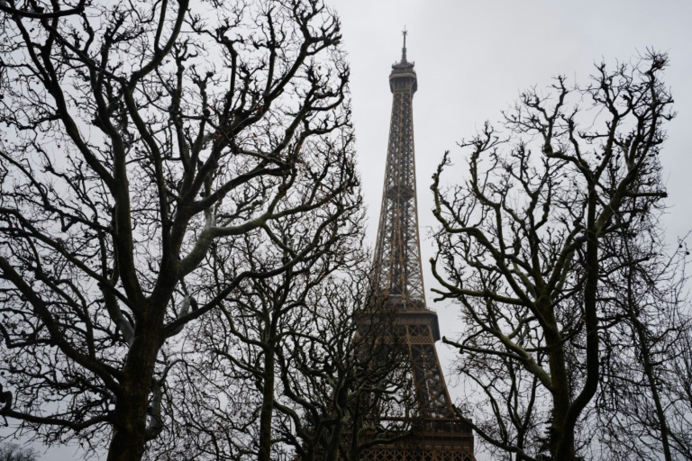 La Tour Eiffel, à l'aube, au cinquième jour de sa fermeture en raison d'une grève des salariés, le 23 février 2024 à Paris © Kiran Ridley