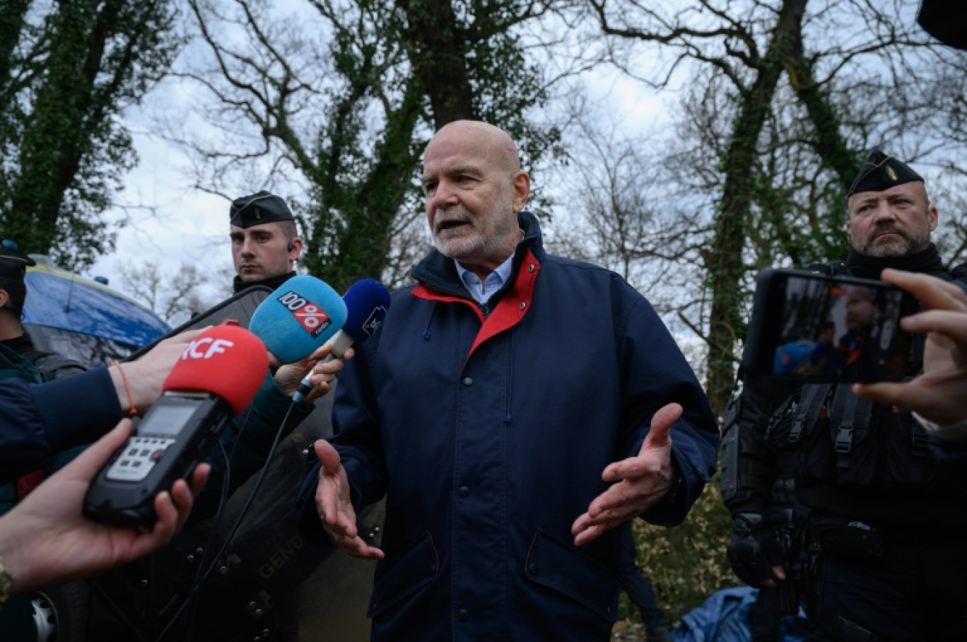 Le rapporteur spécial de l'ONU, Michel Forst (c), fait une déclaration à la presse, sur la ZAD de l'A69, le 22 février 2024 à Saïx, dans le Tarn © Ed JONES