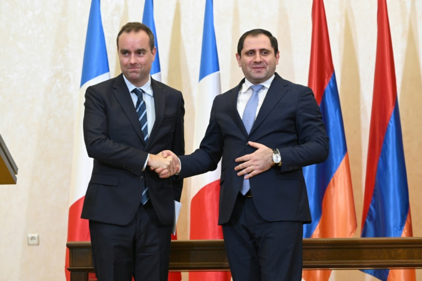 Le ministre de la Défense Sébastien Lecornu et son homologue arménien Suren Papikyan à Yerevan le 23 février 2024 © KAREN MINASYAN