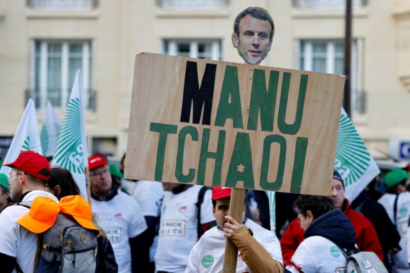 Le président de la République Emmanuel Macron discute avec les représentants des agriculteurs qui manifestent au Salon de l'agriculture, le 24 février 2024, à Paris © Ludovic MARIN