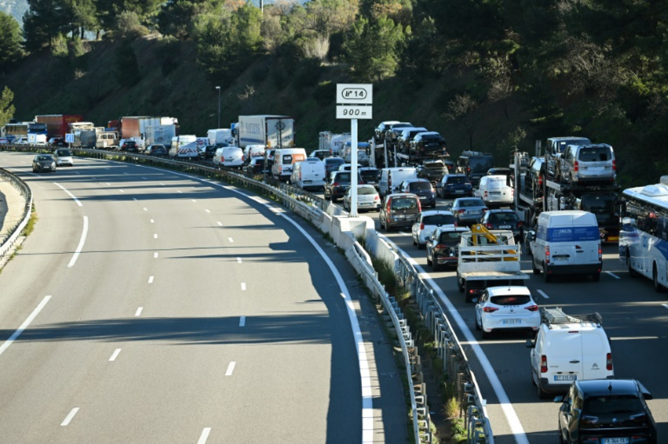 Bison Futé prévoit une journée difficile pour la circulation routière, classée rouge samedi en Auvergne-Rhône-Alpes, en ce weekend de chassé-croisé © NICOLAS TUCAT