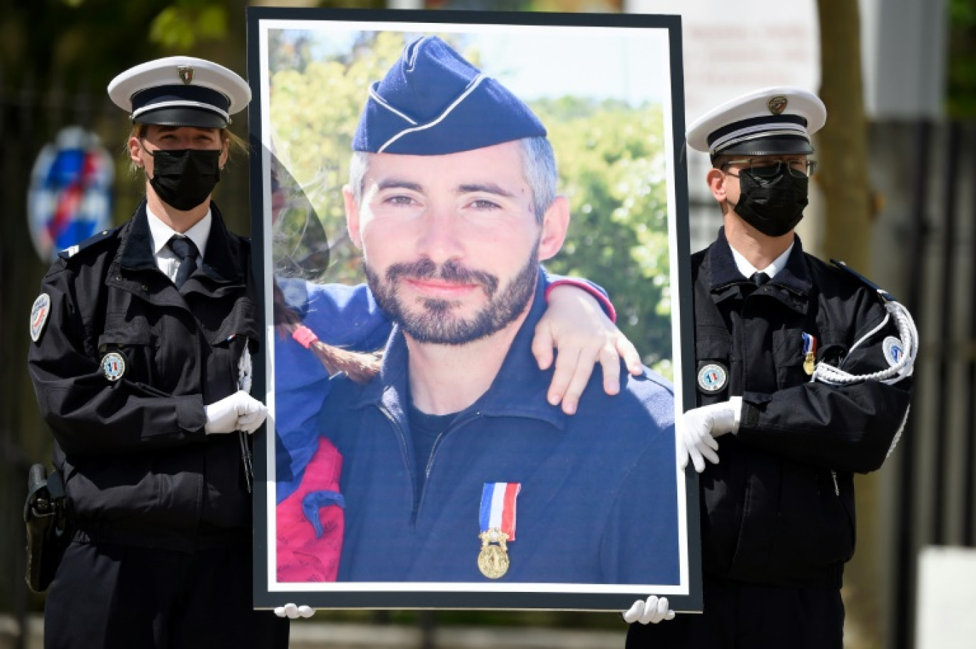 le portrait du policier Eric Masson, tué à Avignon, lors d'un hommage national, le 11 mai 2021 à Avignon © Nicolas TUCAT