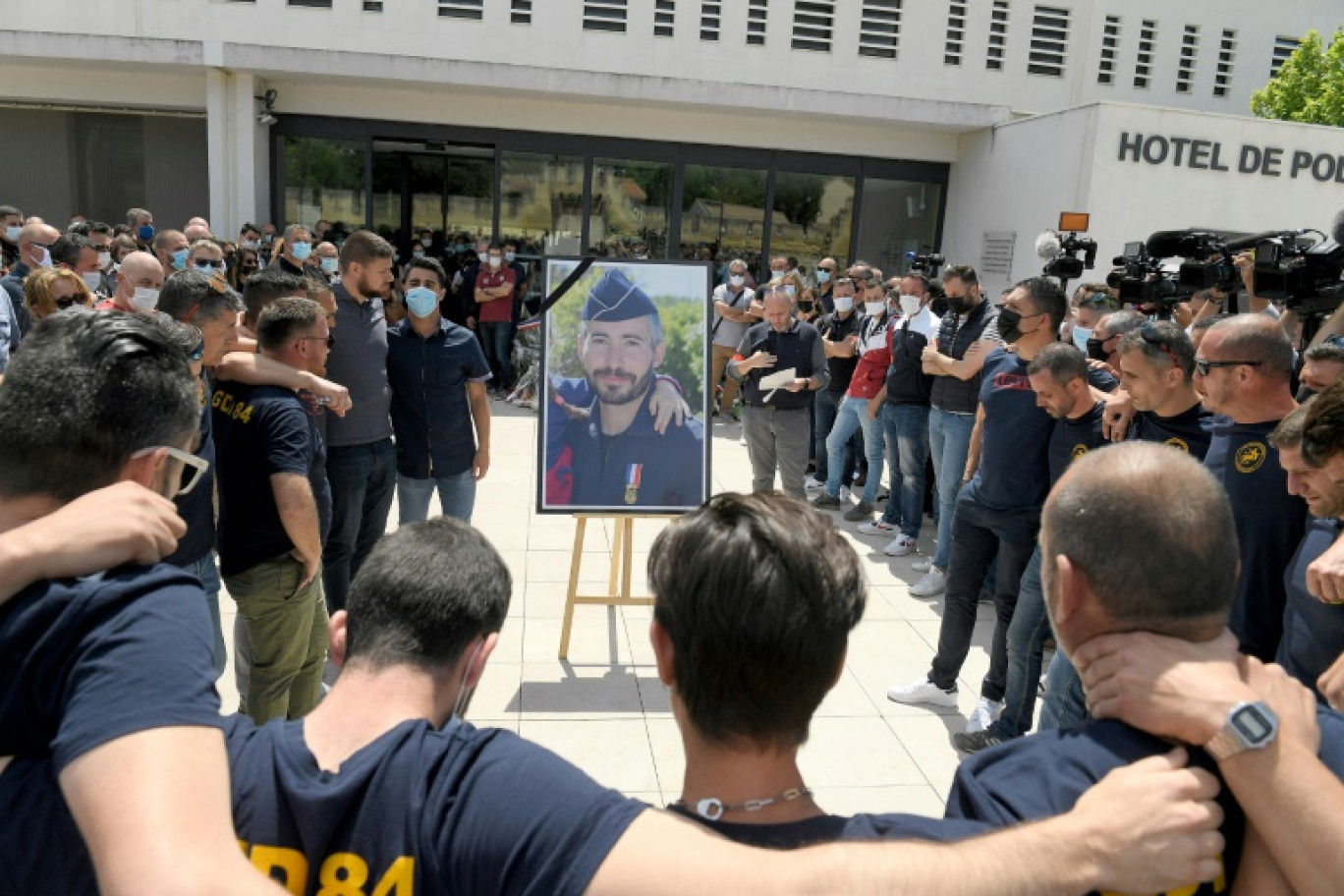 Des policiers rendent hommage à leur collègue Eric Masson, tué à Avignon, le 9 mai 2021 à Avignon © Nicolas TUCAT