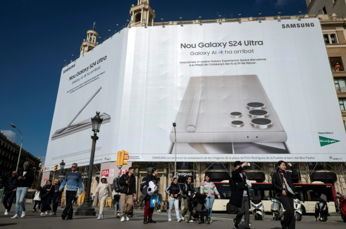 Un bâtiment enveloppé avec une bannière du Mobile World Congress (MWC), à Barcelone, le 23 février 2024 © Josep LAGO