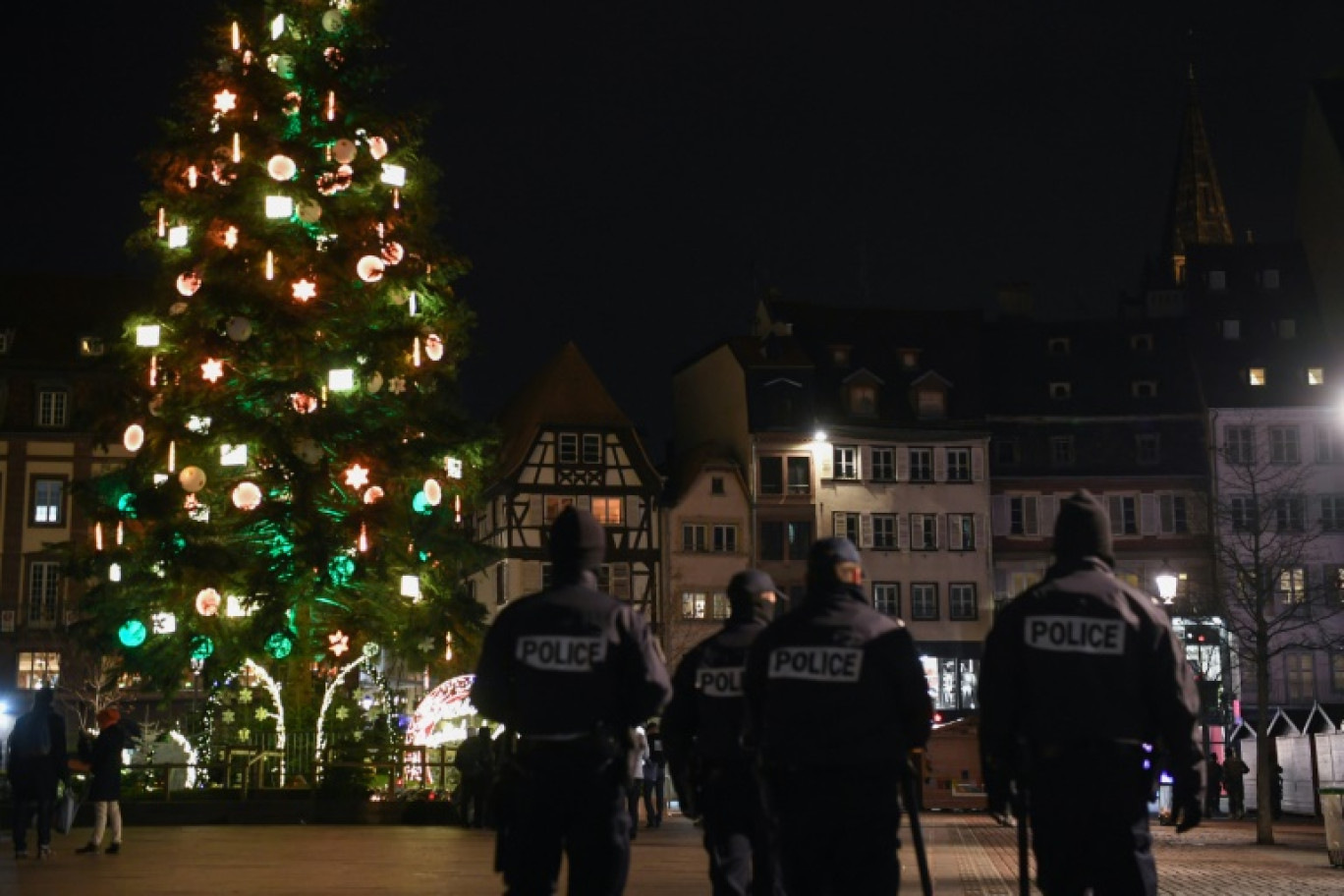 Des policiers en faction près du marché de Noël de Strasbourt deux jours après une attaque terroriste, le 13 décembre 2018 © Alain JOCARD