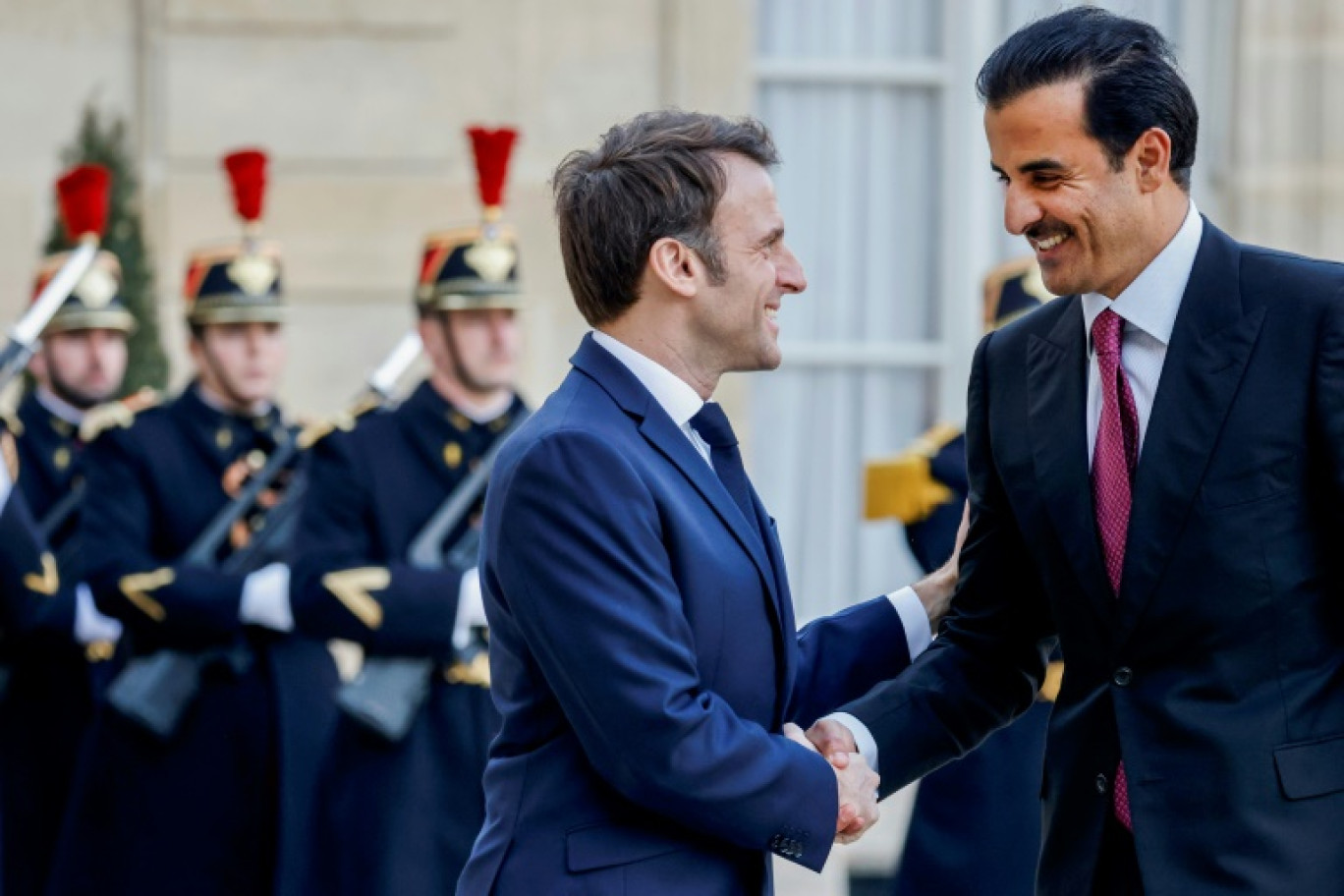 Le président Emmanuel Macron (g) accueille l'émir du Qatar Tamim ben Hamad Al-Thani, le 27 février 2024 à l'Elysée, à Paris © Ludovic MARIN