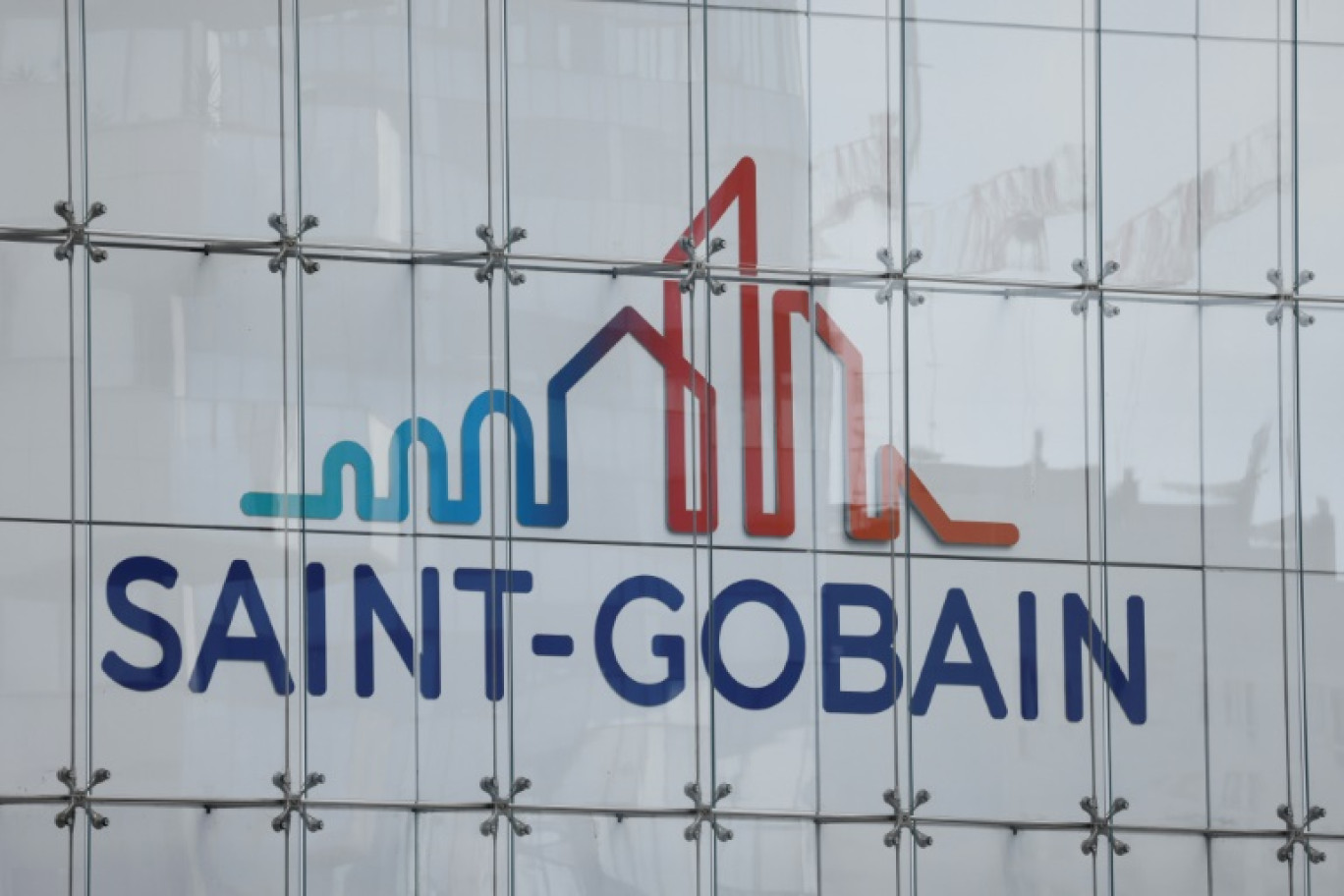 Le logo du groupe de matériaux Saint Gobain sur la façade du siège social du groupe dans le quartier de la Défense près de Paris, photographié le 14 septembre 2023 © Ludovic MARIN