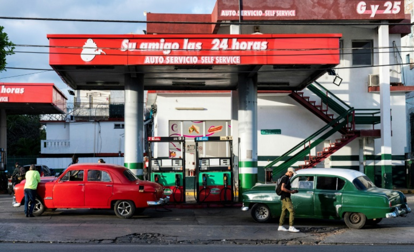 Des automobilistes cubains remplissent leur réservoir d'essence dans une station-service de La Havane, le 31 janvier 2024 © YAMIL LAGE