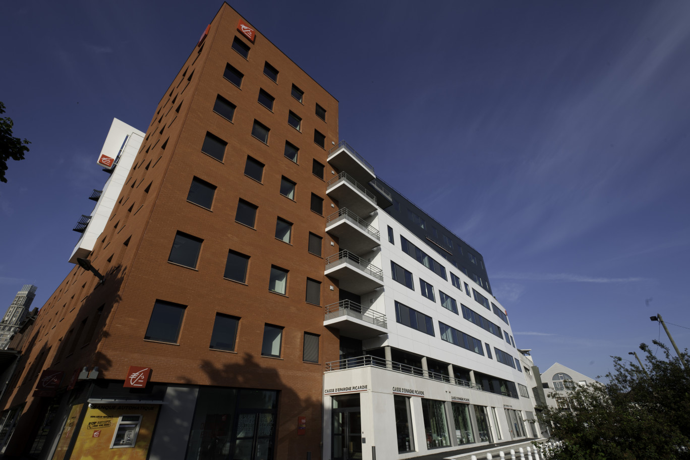 La Caisse d'Epargne Hauts de France à Amiens accueille, rue Vadé, une présentation d'Ambitions Hauts-de-France et de la banque de l’Orme.