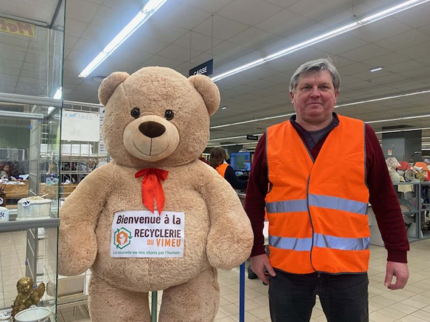 Philippe Kocuiba, le directeur, avec la mascotte de la Recyclerie.