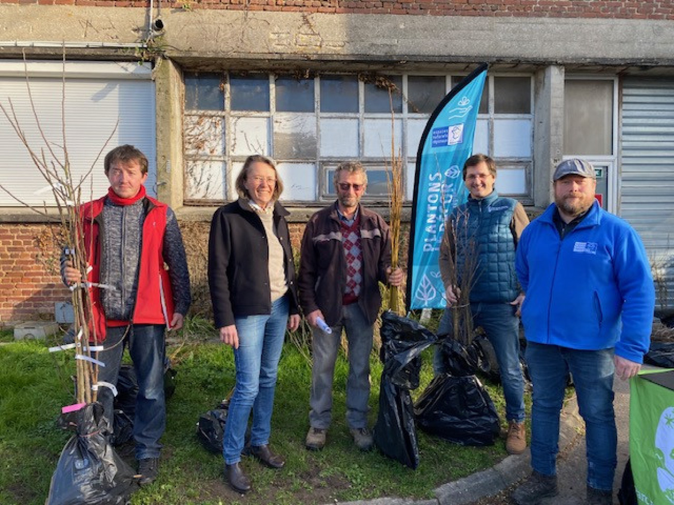 Jacques Debaenst, ouvrier qualifié chez Crété, Patricia Poupart, présidente du PNR Baie de Somme, Jérome Duterte, gérant des pépinières La Cluse à Wimille, Sébastien Desanlis, directeur du PNR baie de Somme-Picardie Maritime, et Frédéric Coquelet, chargé de mission aux Espaces naturels régionaux.