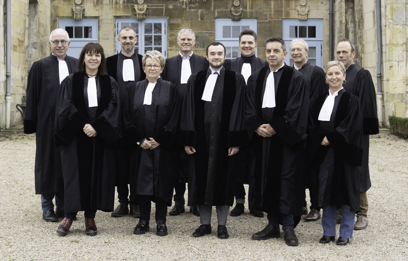 Tournier Noemie.SARL Frédéric. Xavier Hospital (2e en partant de la droite), le président du tribunal de commerce de Bar-le-Duc avec Maître Gauthier Sommelette, nouveau greffier (au centre) et les juges consulaires barisiens, prêts pour l’année judiciaire 2024.