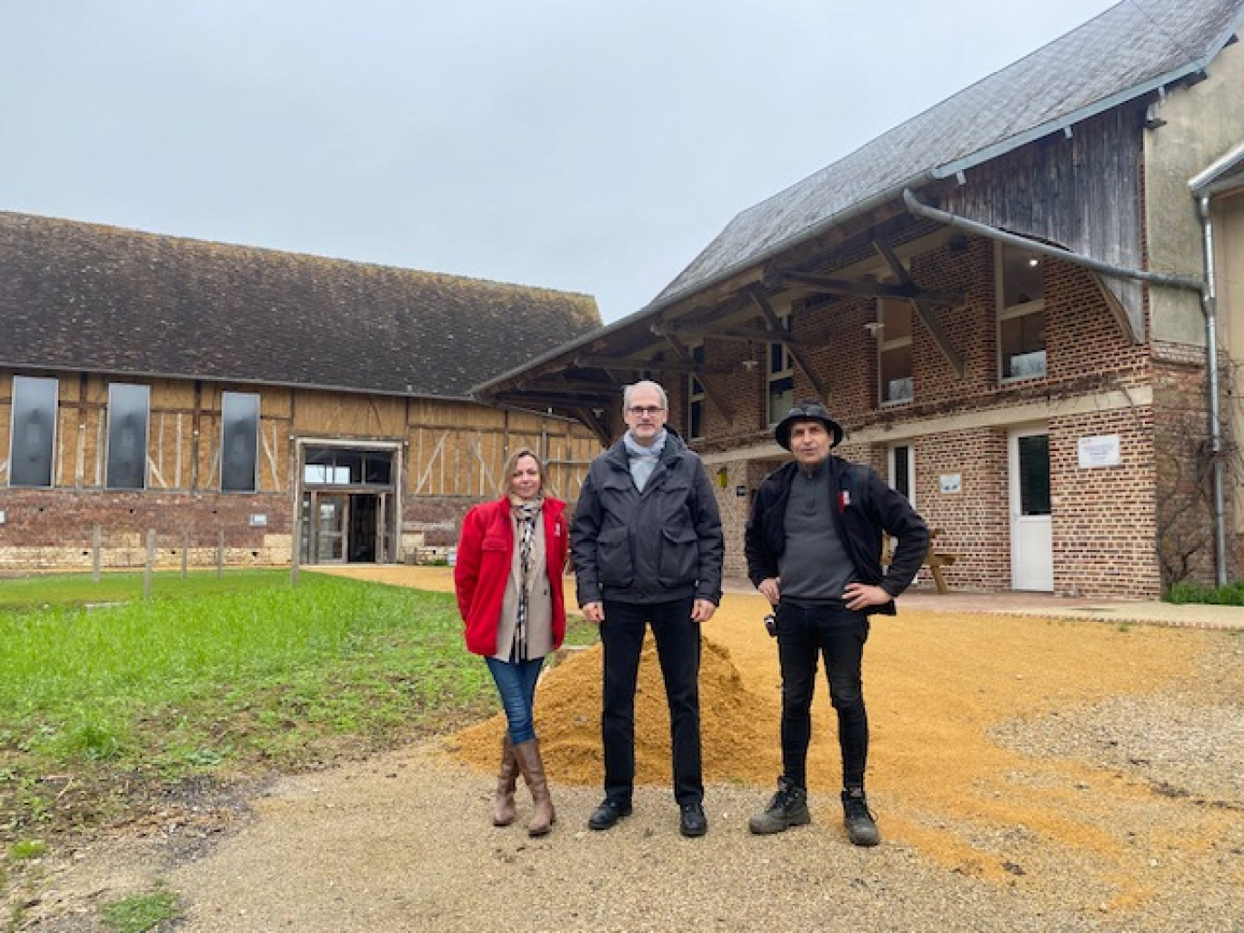 Audrey Bahri, responsable de l’Ecospace, Guillaume Sergeant, directeur de la direction des transitions et de la santé à la ville de Beauvais et Michel Delaunay, encadrant technique d’insertion. 