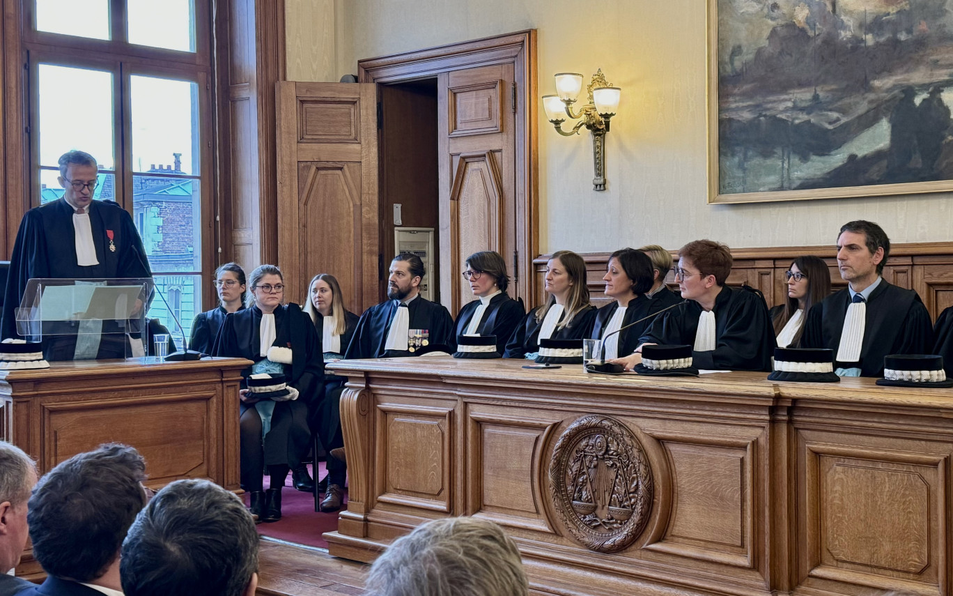 Le procureur de la République d’Arras, Sylvain Barbier Sainte Marie, lors de son intervention. 2ème en partant de la droite, Julie Astorg, présidente du Tribunal judicaire d’Arras.