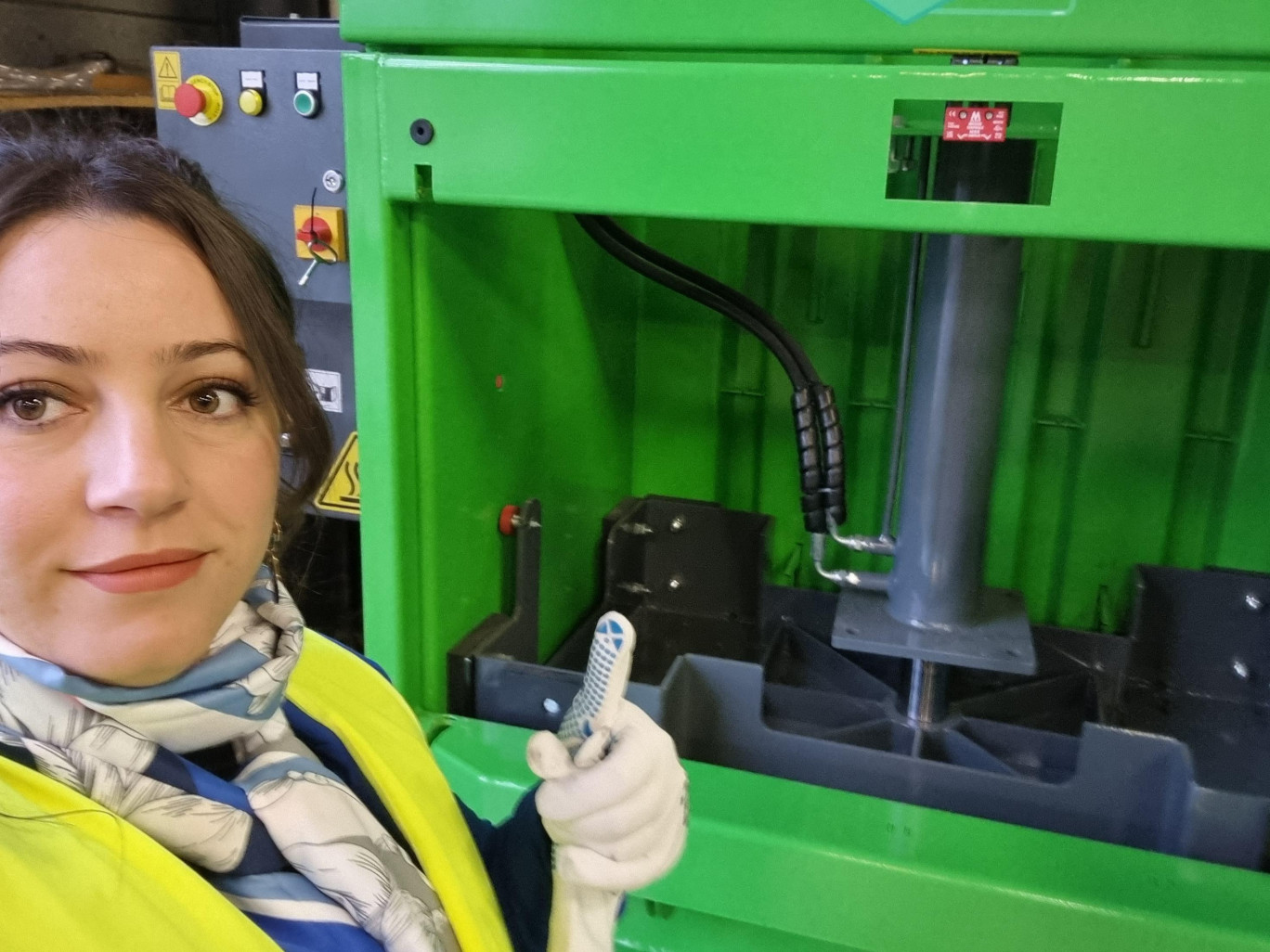 Lydia Cheref assure le bon fonctionnement des machines. 