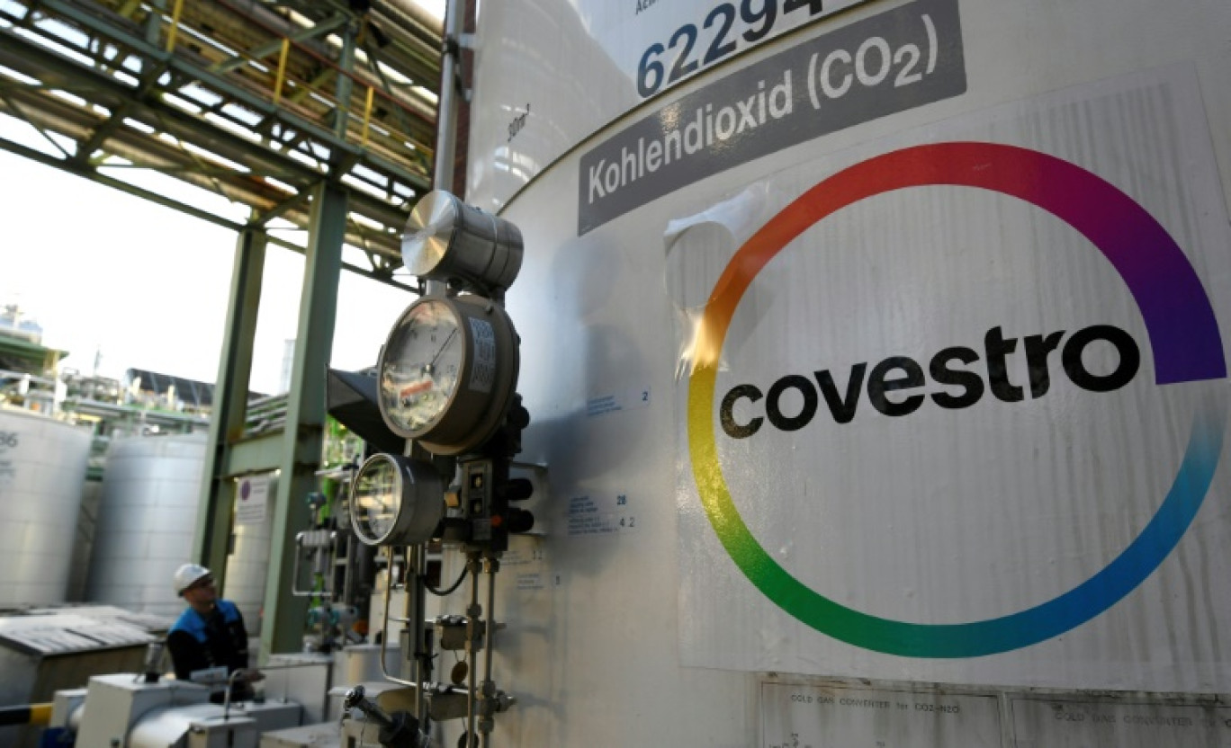 Un employé de l'entreprise chimique Covestro vérifie la présence de dioxyde de carbone dans un réservoir de l'usine de Dormagen, dans l'ouest de l'Allemagne, le 11 février 2020 © Ina FASSBENDER