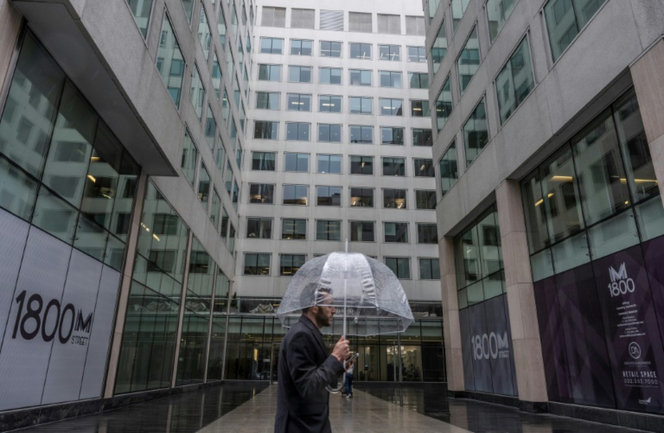 Un homme passe devant un immeuble de bureaux avec des espaces à louer, à Washington, le 6 mars 2024 © ANDREW CABALLERO-REYNOLDS