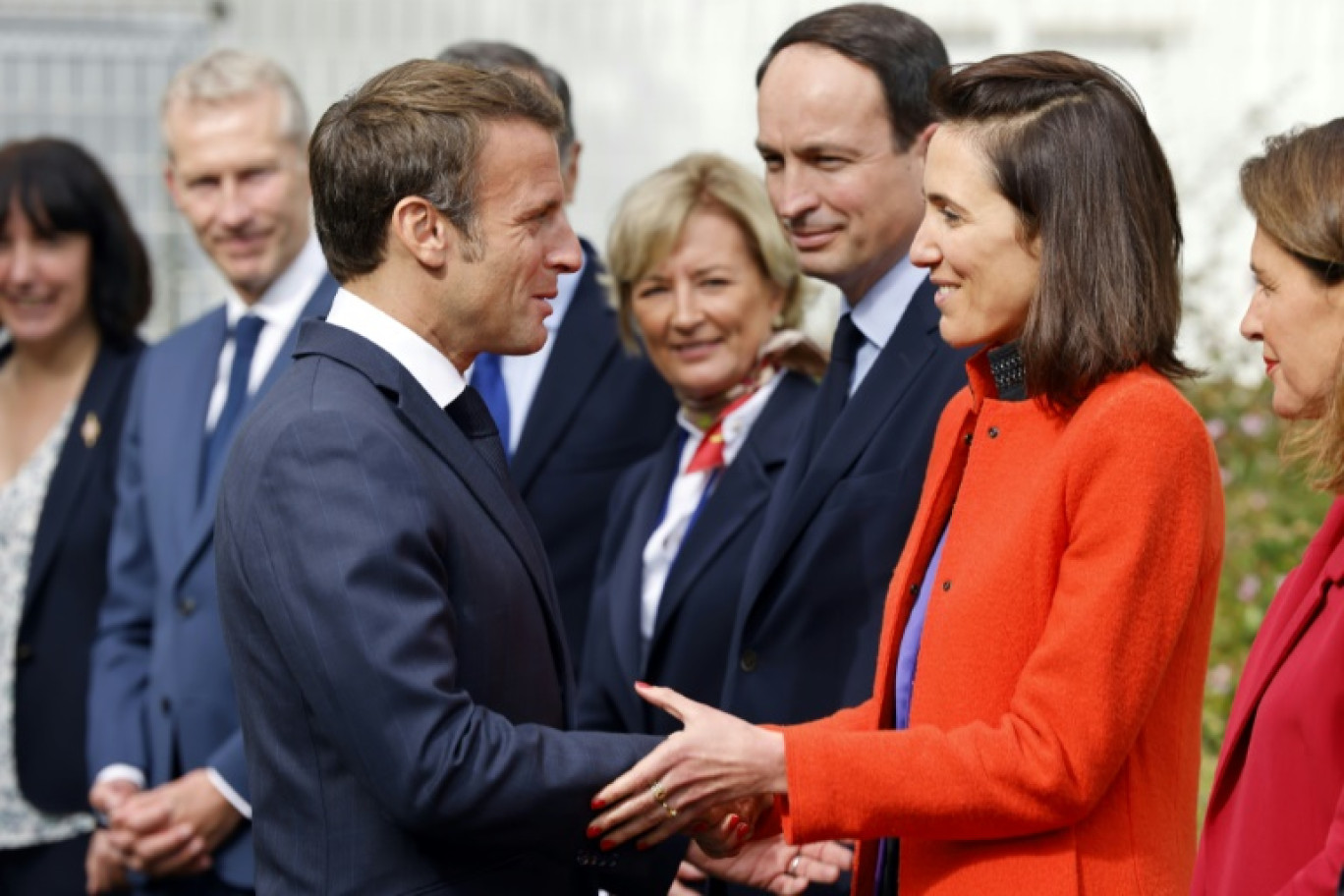 Le président Emmanuel Macron (g) serre la main de l'eurodéputée Renaissance Valérie Hayer (d) lors d'un déplacement à Château-Gontier, le 10 octobre 2022 en Mayenne © Ludovic MARIN