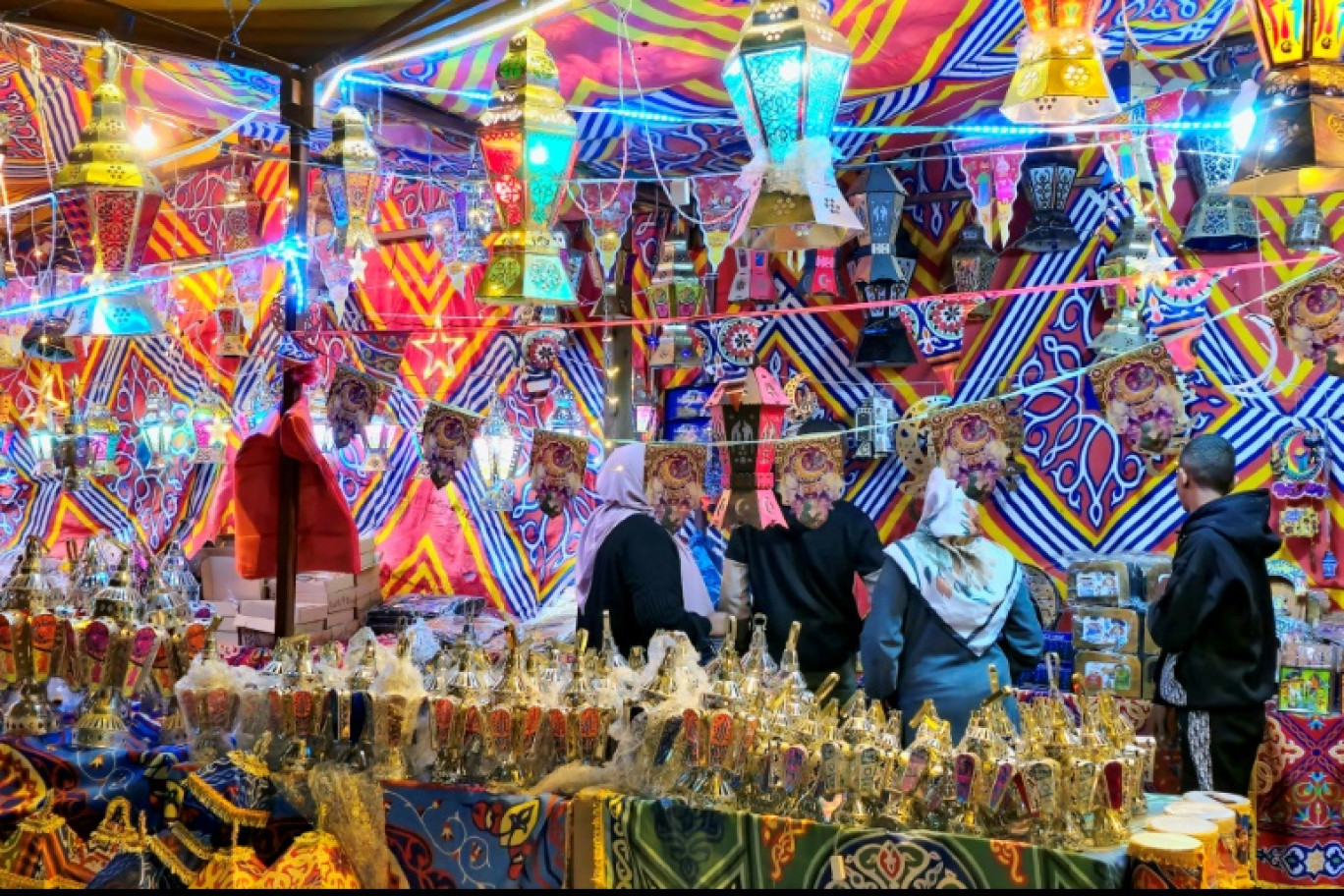 Des Libyens regardent des décorations pour le ramadan à Tripoli, le 3 mars 2024 en Libye © Mahmud TURKIA