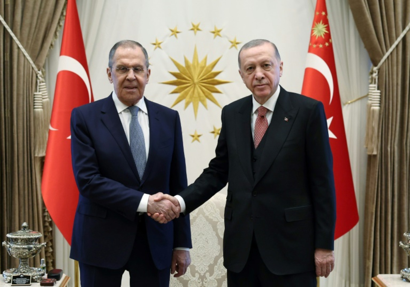 Le président turc Recep Tayyip Erdogan (D) et le ministre russe des Affaires étrangères Sergueï Lavrov (G) au palais présidentiel dans la capitale Ankara, le 7 avril 2023 © Adem ALTAN