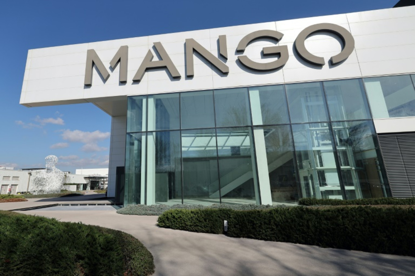 L'entrée du centre de design El Hangar de la société Mango, avec une sculpture de Jaume Plensa (à gauche), à Palau-Solita i Plegamans, à 30 km au nord de Barcelone le 6 mars 2024 © LLUIS GENE