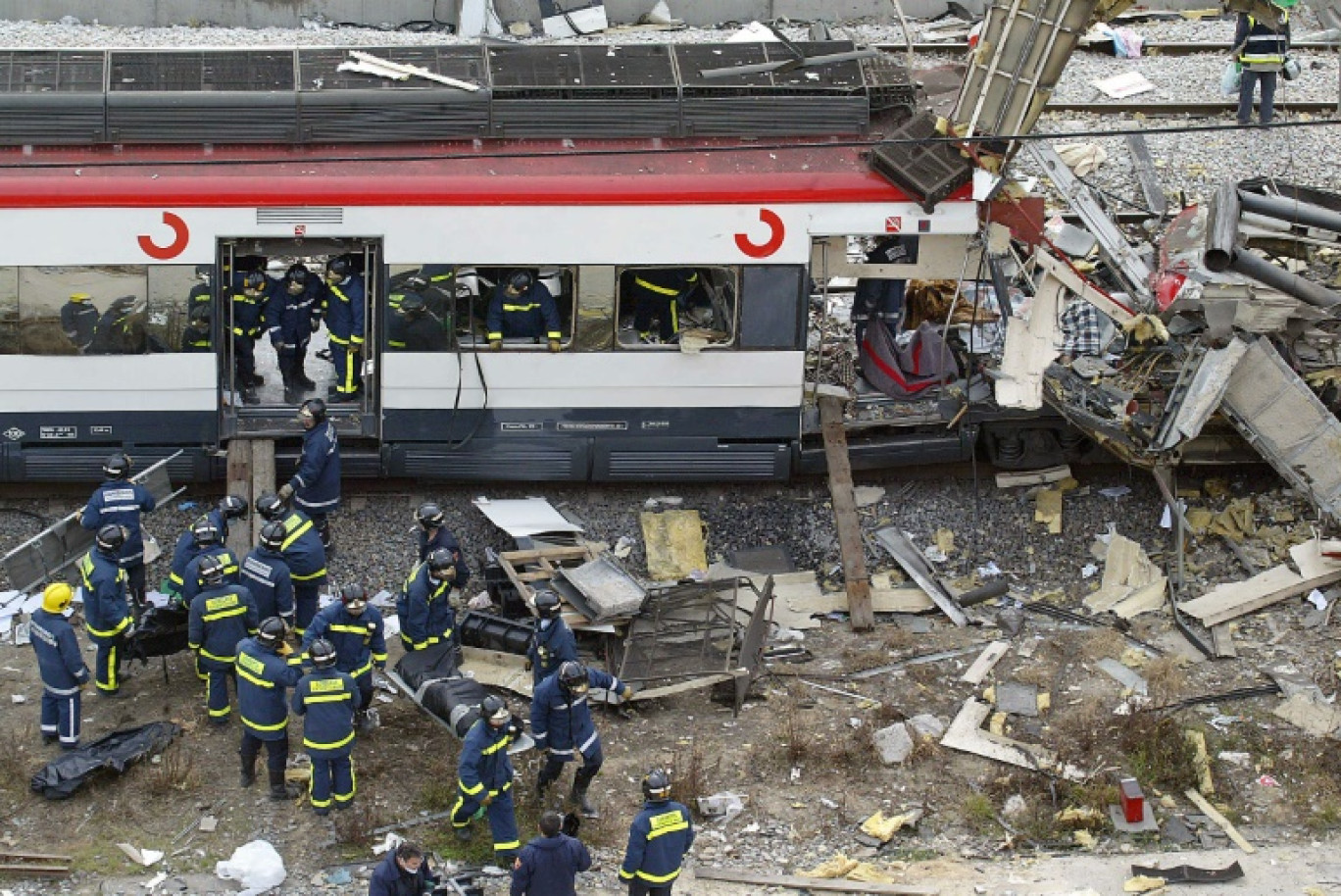 Les corps de victimes évacués après l'explosion d'un train à la gare d'Atocha à Madrid, le 11 mars 2004 © Pierre-Philippe MARCOU